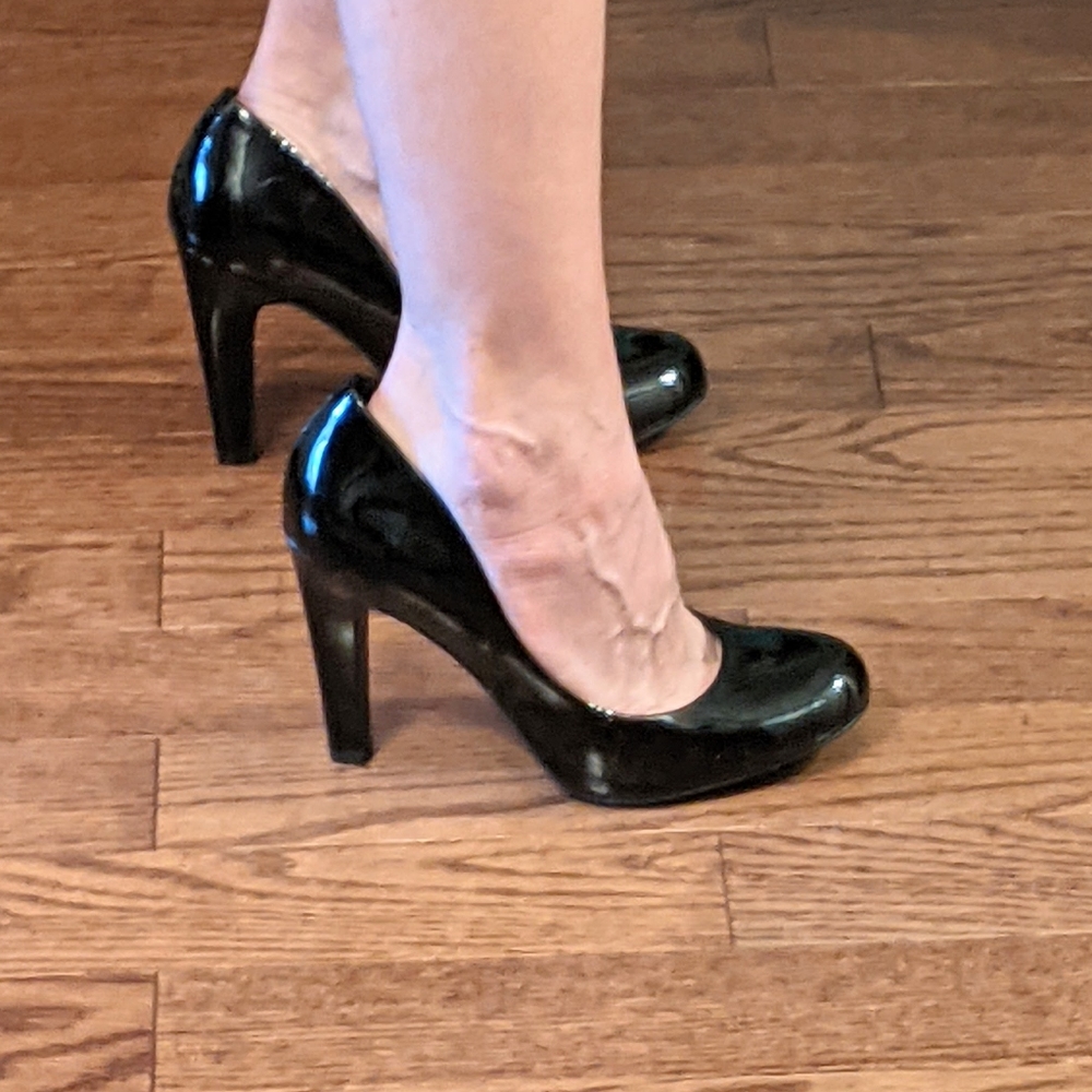 Like New! Jessica Simpson black patent pumps